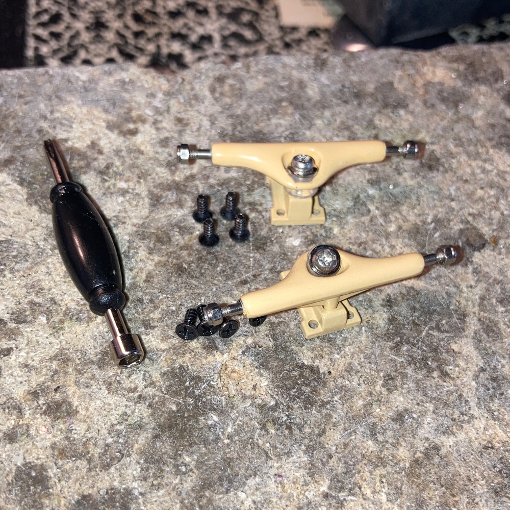 34mm reverse kingpin fingerboard trucks